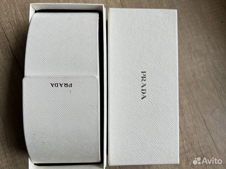 Солнечные очки Prada