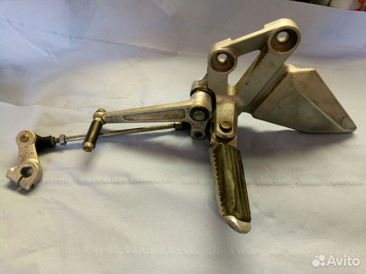 Кронштейн подножки Suzuki SV