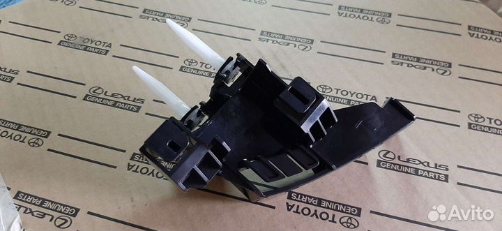 Кронштейн фонаря в крыло Lexus LX 570 2012-2015