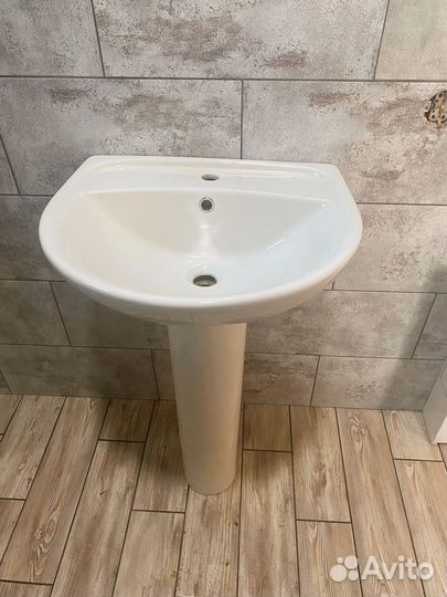 Раковина в ванную на ножке