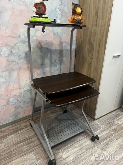 Продам компьютерный стол в связи с ненадобностью