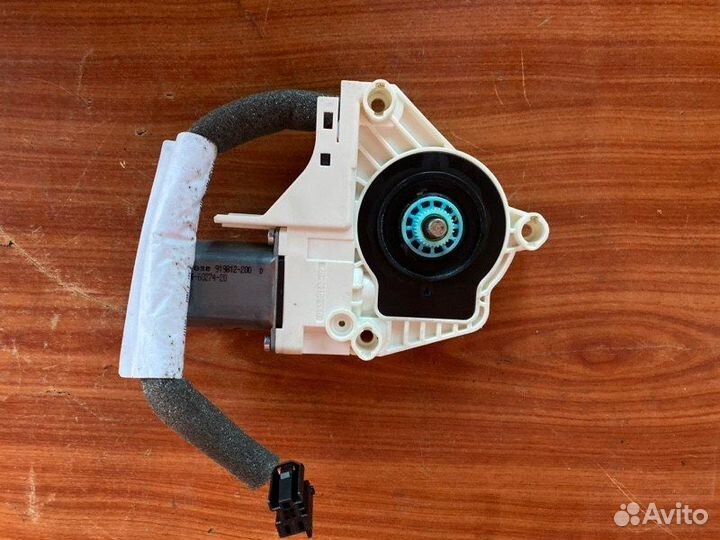 Моторчик стеклоподъемника задний левый Skoda