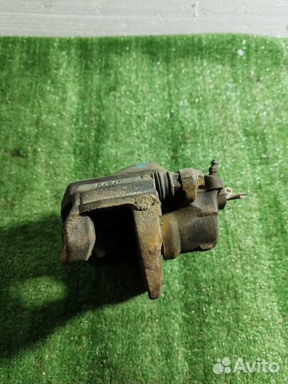 Суппорт тормозной передний Toyota Alphard