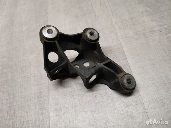 Кронштейн крепления троса кпп Skoda Fabia 2 1.2