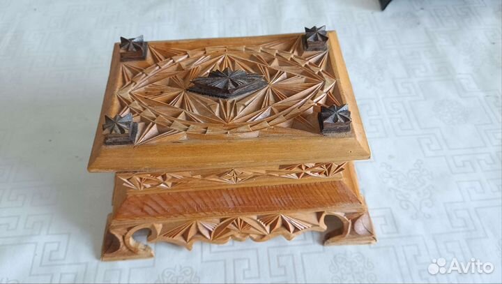 Деревянная шкатулка