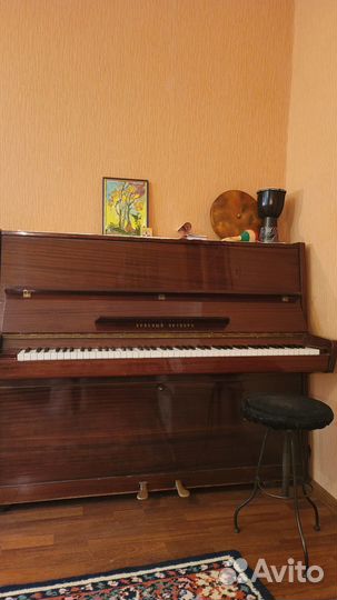 Пианино Красный Октябрь и винтовой табурет