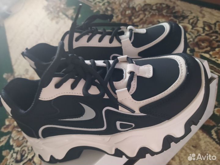 Кроссовки новые