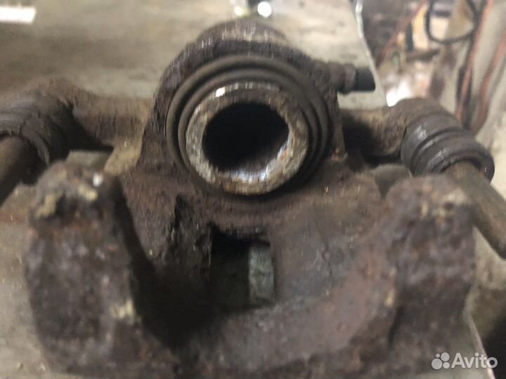 Задний левый тормозной цилиндр