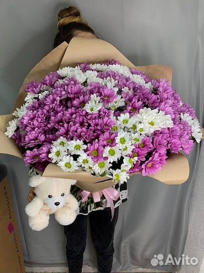 Букет из 41 белой и розовой хризантемы