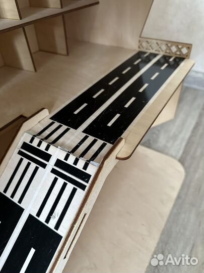 Деревянная парковка для машинок