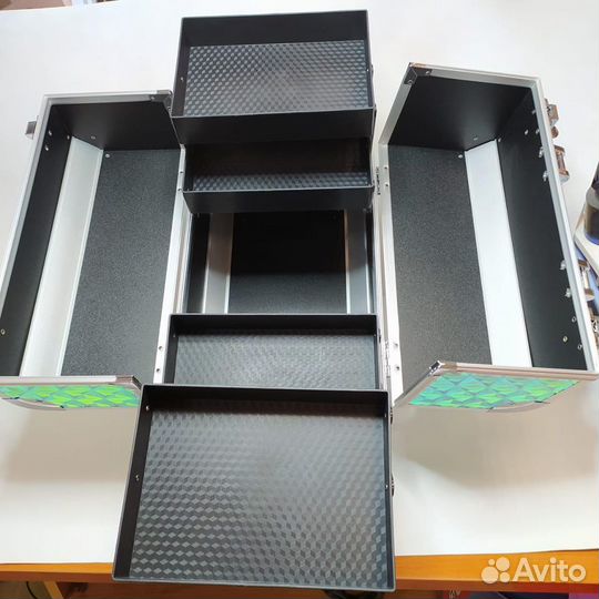 Бьюти кейс для мастера маникюра голографический