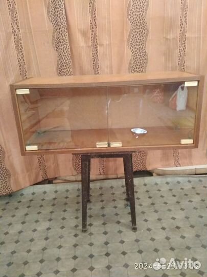 Шкафчик подвесной со стеклянными дверцами