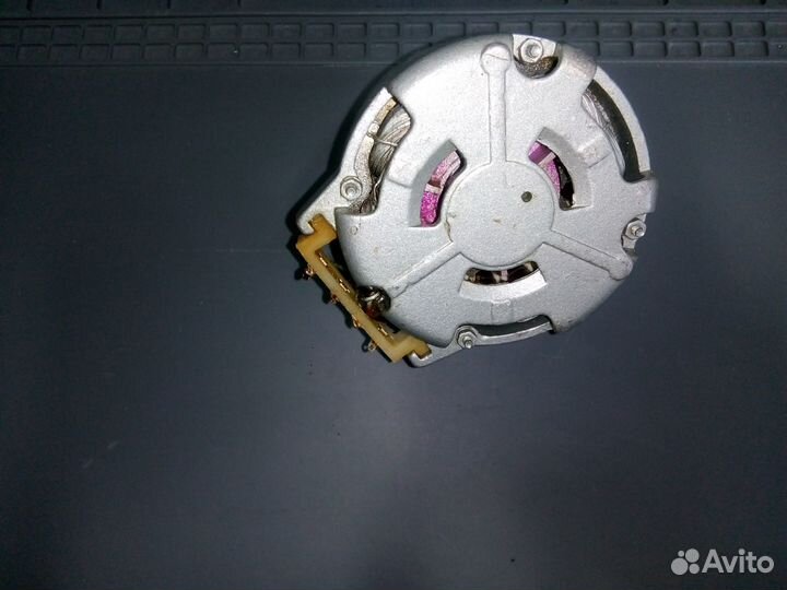 Электродвигатель от катушечного магнитофона