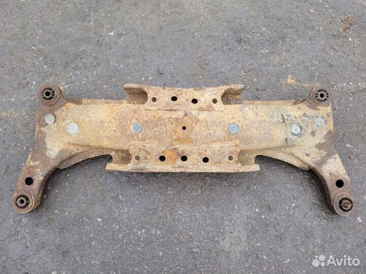 Подрамник задний на Toyota Avensis 1