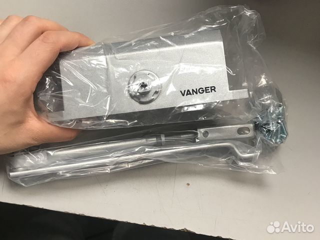 Дверной доводчик