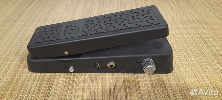 Педаль Wah Behringer HB01