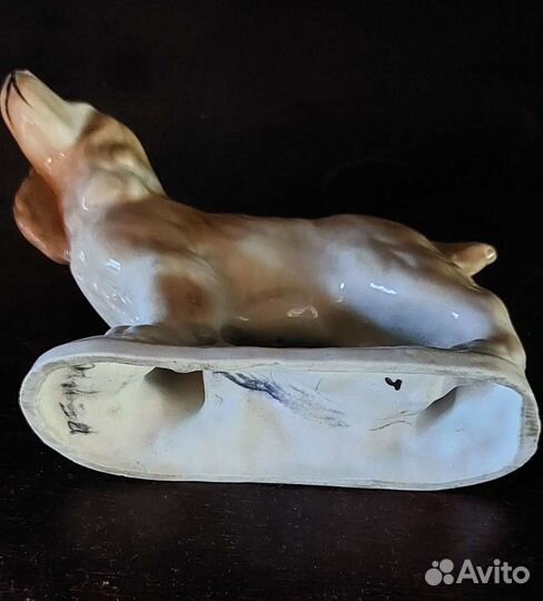 Фарфоровая статуэтка Собака