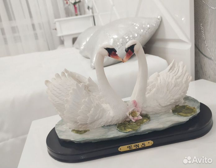 Статуэтка лебеди