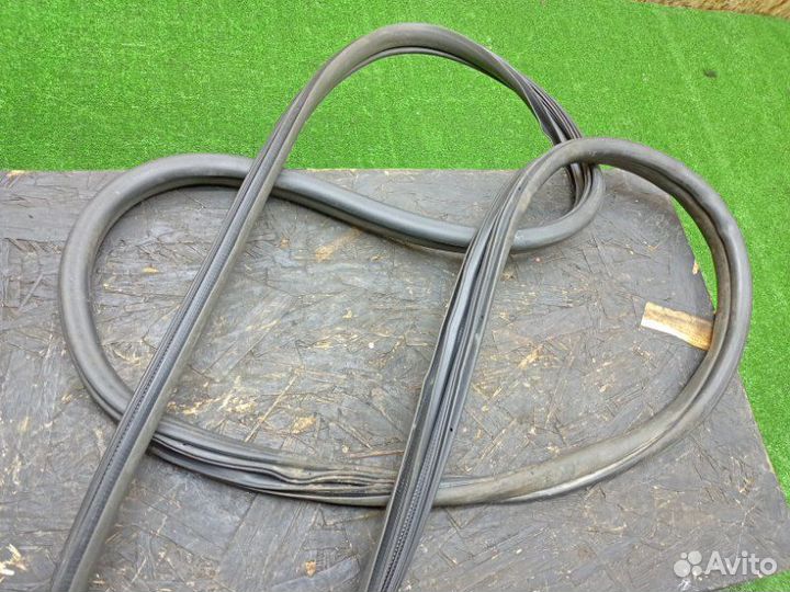 Уплотнитель проема двери задний правый Nissan