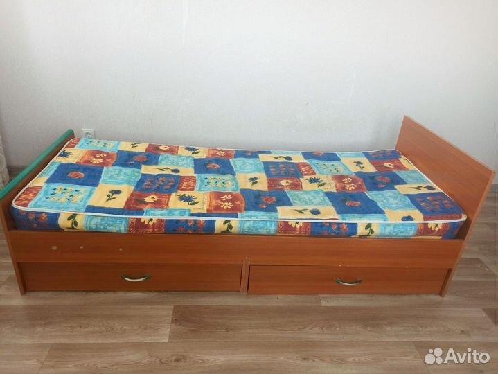 Кровать односпальная с матрасом