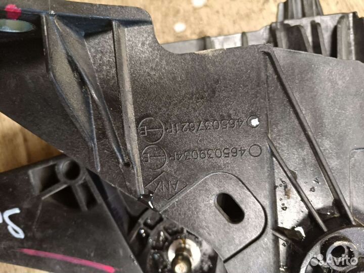 Педаль сцепления Renault Sandero Stepway 2