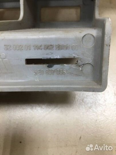 Кронштейн форсунки омывателя фары правый