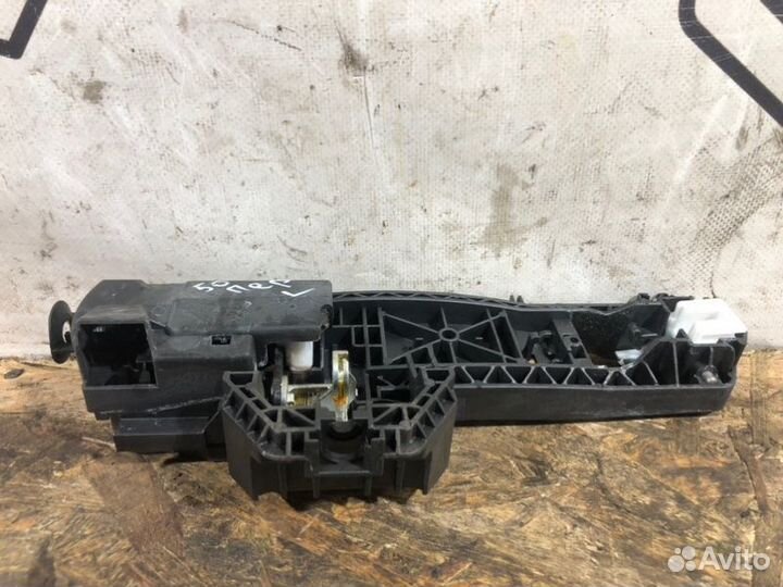 Кронштейн ручки двери передний левый Mercedes-Benz