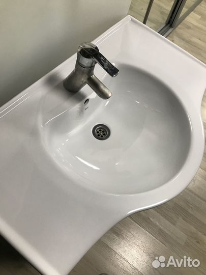 Раковина с тумбой и смесителем, зеркало в подарок