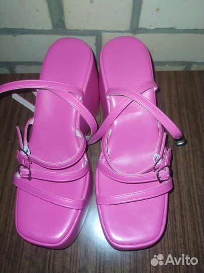 Босоножки на высокой платформе