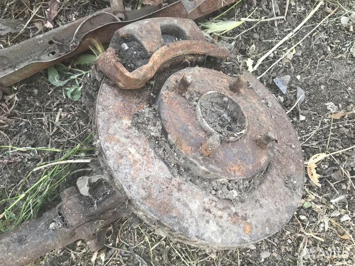 Передний поворотный кулак Ниссан Тиида