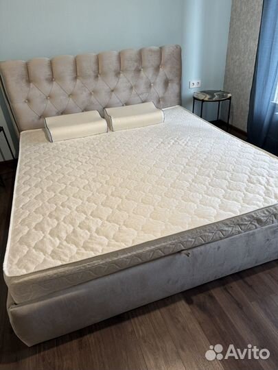 Кровать двухспальная с матрасом