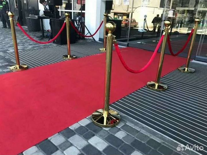 Красная дорожка и ограждения/стойки с канатами
