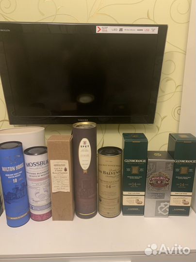 Бутылки от виски и упаковочные коробки