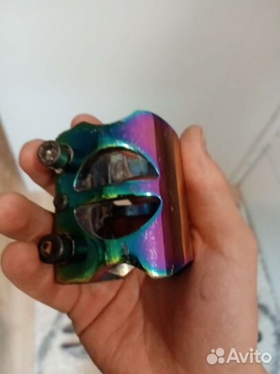 Зажим для трюкового самоката