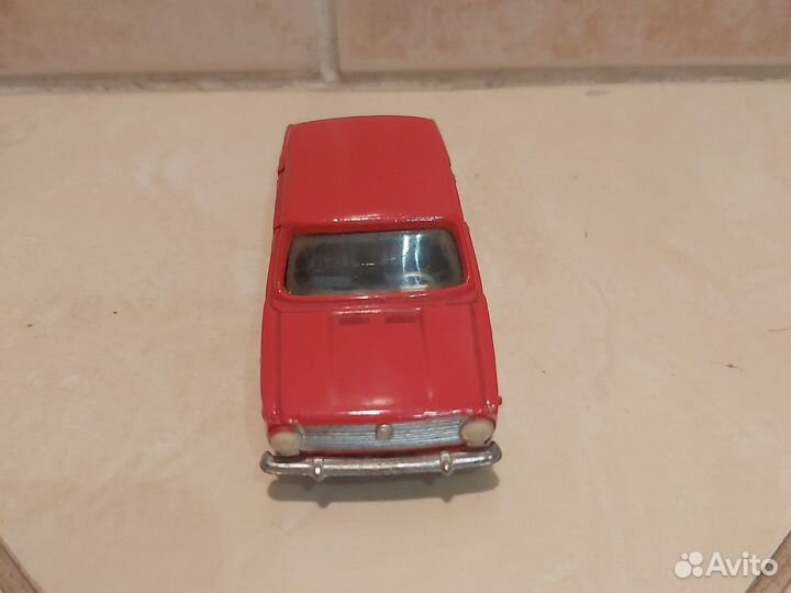 Модель автомобиля Ваз 2101 в масштабе 1 43