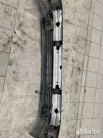 Передний бампер w210