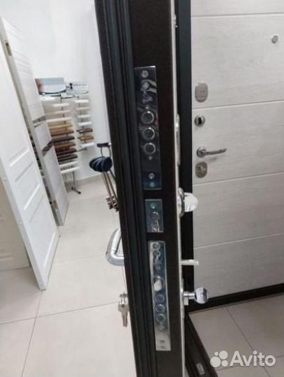 Дверь входная уличная