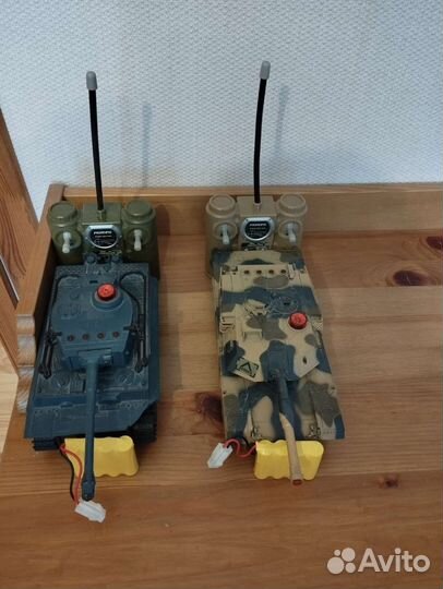 Игрушечные танки на пульте управления