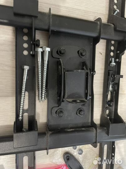 Кронштейн наклонно-поворотный для телевизора