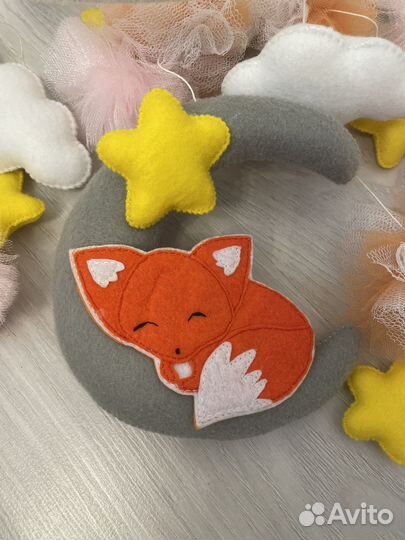 Мобиль на кроватку из фетра для девочки