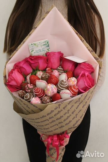 Клубника в шоколаде с цветами