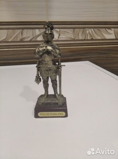 Продаю рыцаря из крепости Ригерсбург(Австрия)