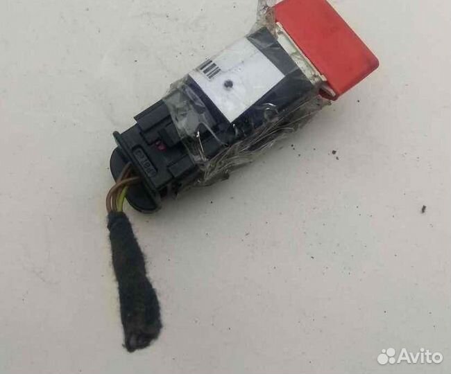 Кнопка аварийной сигнализации Volkswagen Touran