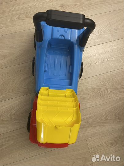 Игрушечная машина