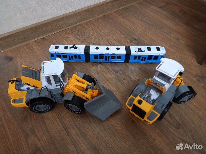 Бульдозер, бензовоз, паровозик и другие игрушки