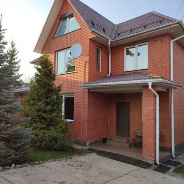 Коттедж 180 м² на участке 10 сот.