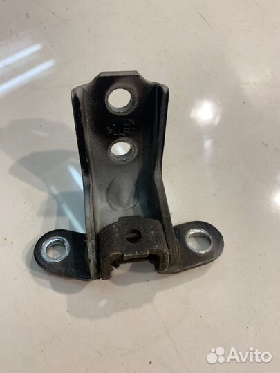 Петля двери (передняя, правая, нижняя)