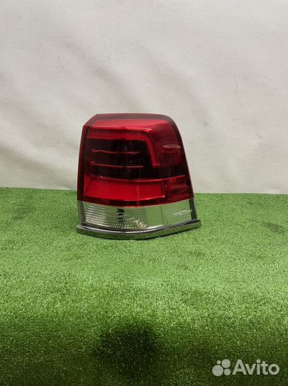 Правый наружный фонарь Toyota Land Cruiser 200 201