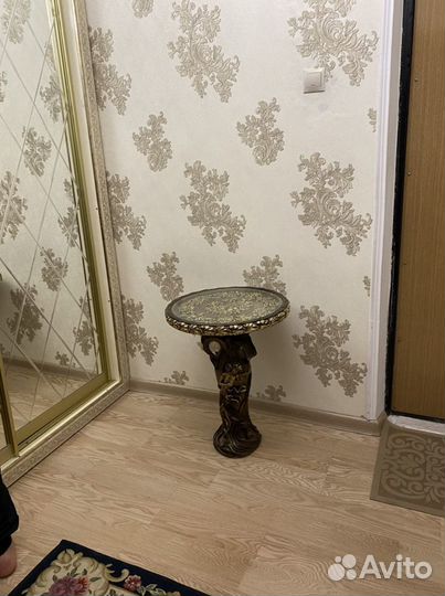 Декоративный столик