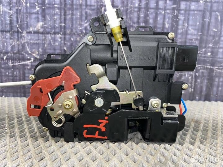 Замок двери передний левый Audi A4 Avant B6 AMB